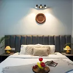 Serviced Apartment Near Medanta By Bedchambers
