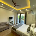 The Empire Suites 1Rk Near Max & Fortis Hospital
