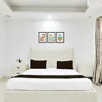 Hotel O Circle Residency