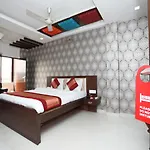 Capital O 10025 Hotel Flora Inn