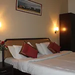 Hotel Doves Inn