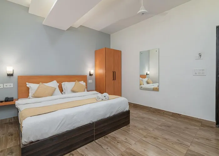Hotel De Luxe Basai Road