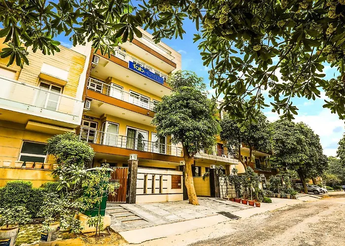 Fabhotel Daffodil Huda City Center