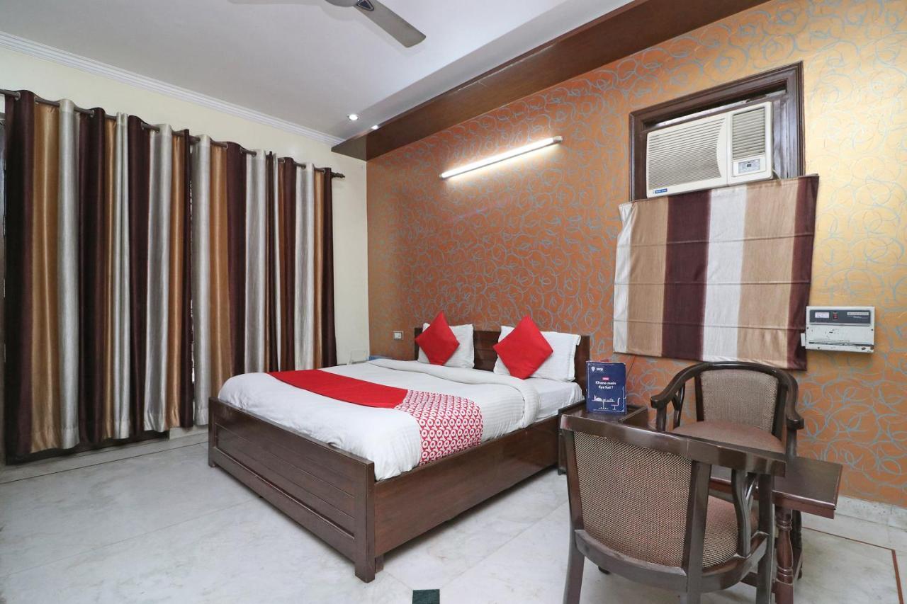 Oyo 15184 Dev Palace 3*