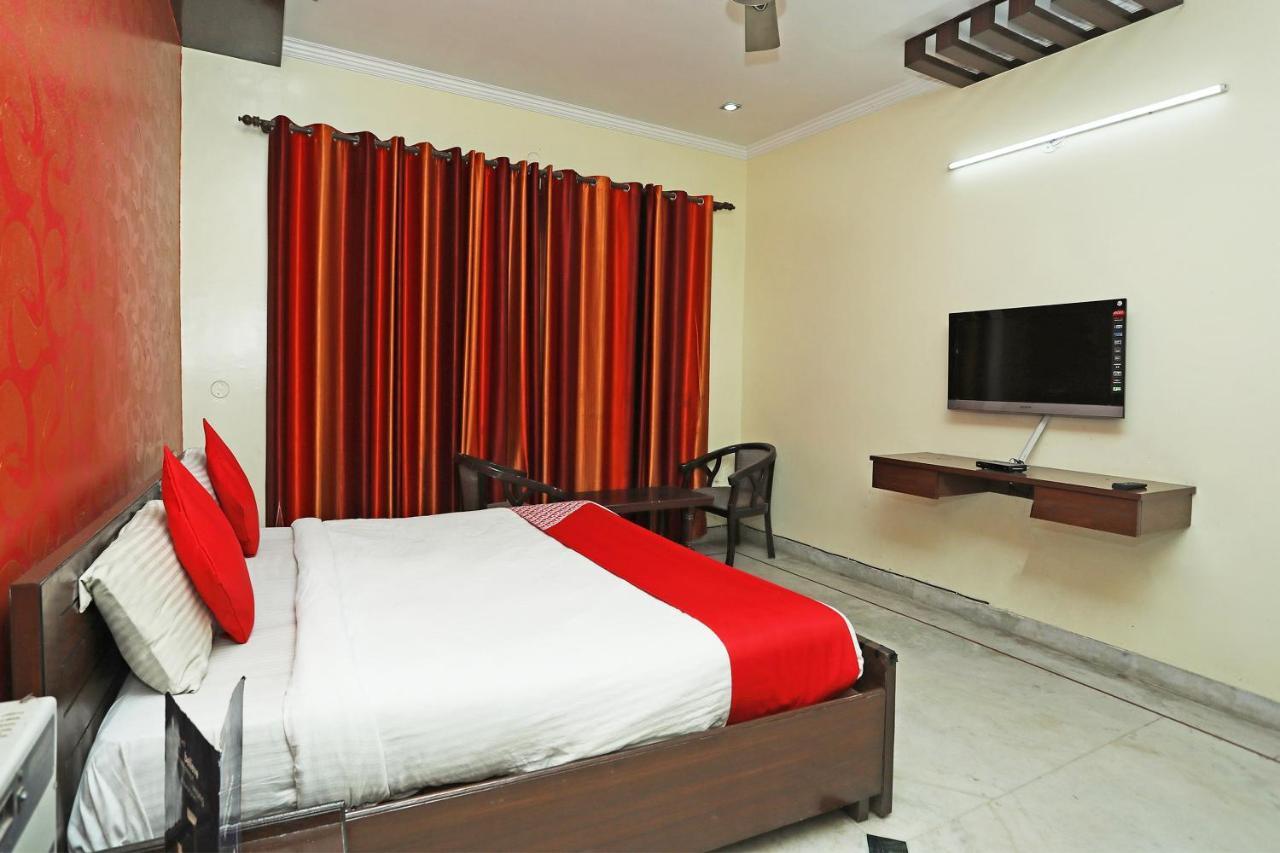 Oyo 15184 Dev Palace 3*