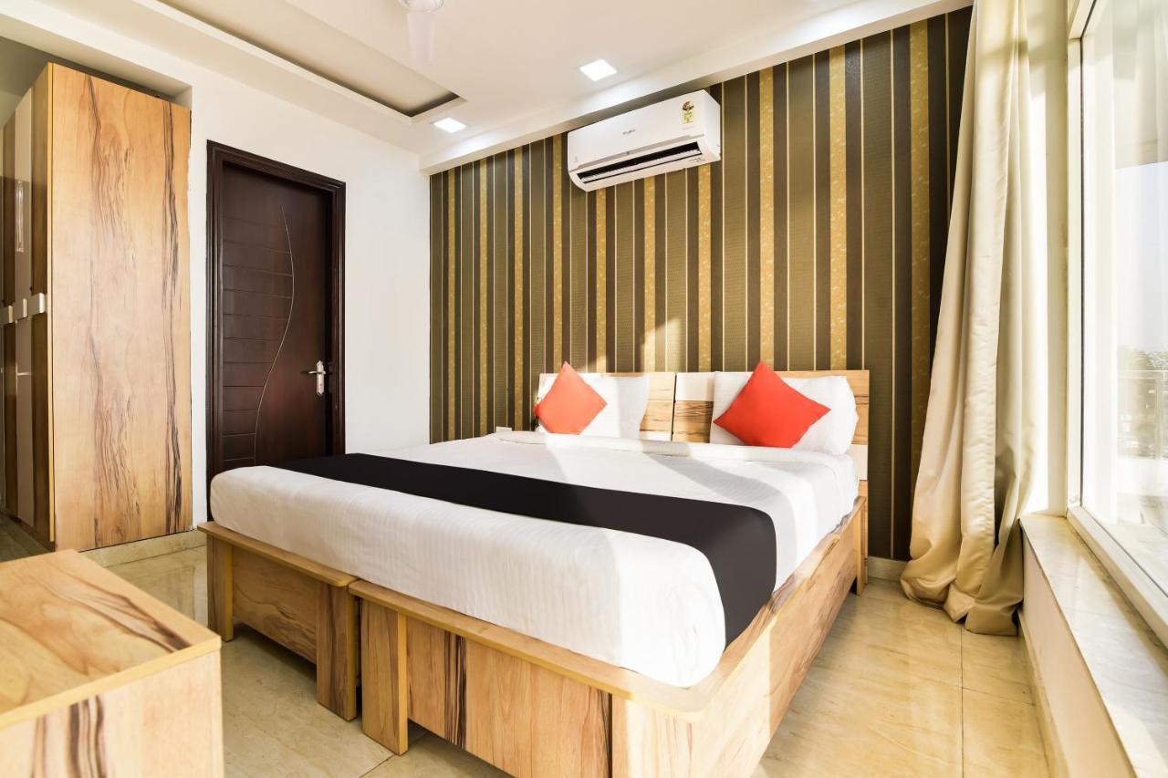 Capital O 30407 Hey Hotel 3*