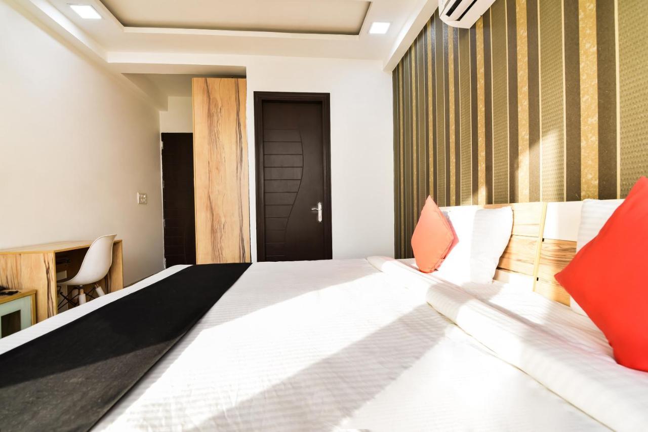 Capital O 30407 Hey Hotel Gurgaon