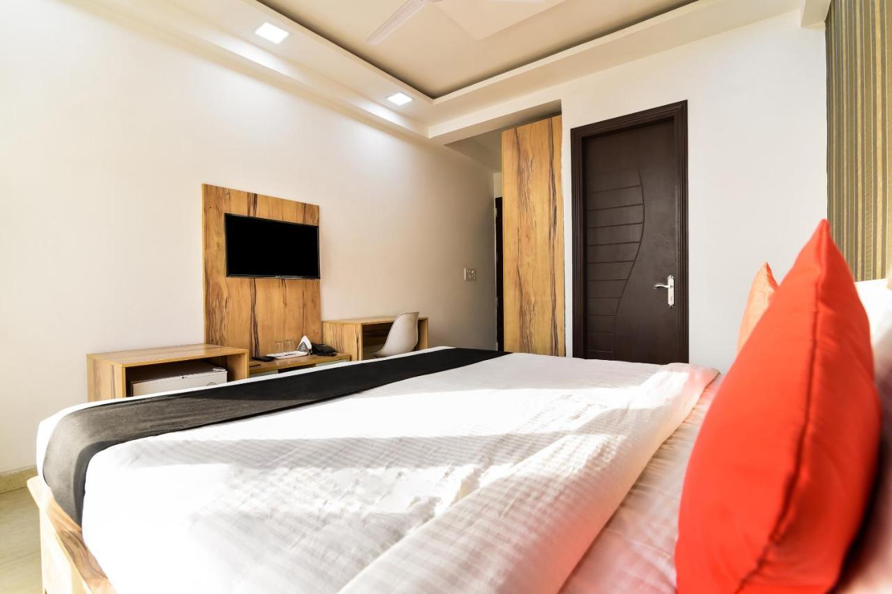 Capital O 30407 Hey Hotel 3*