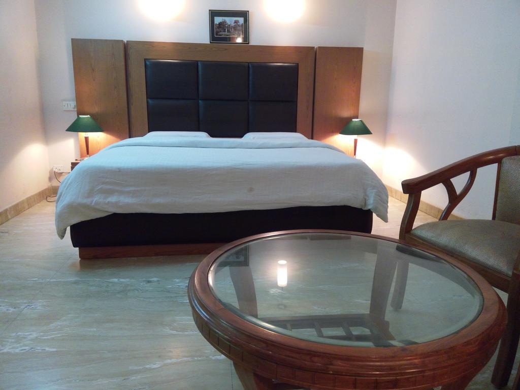 Hotel Queens Residency Gurgaon