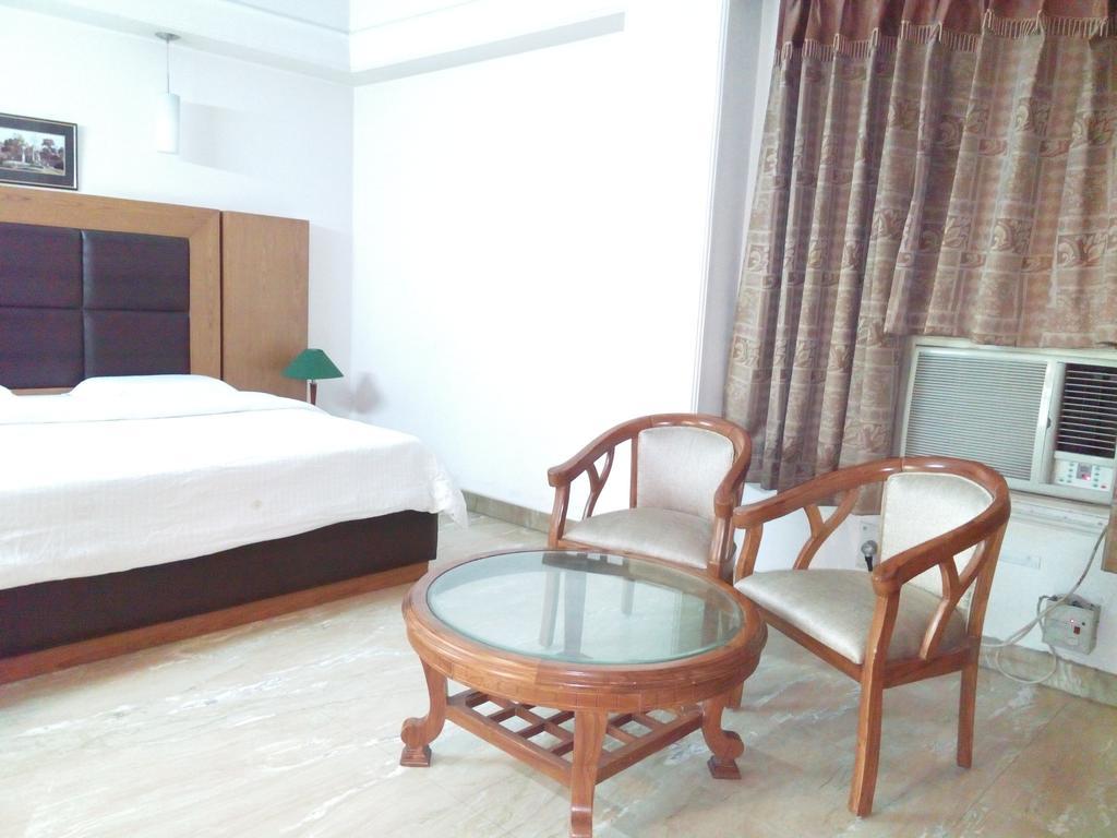 Hotel Queens Residency