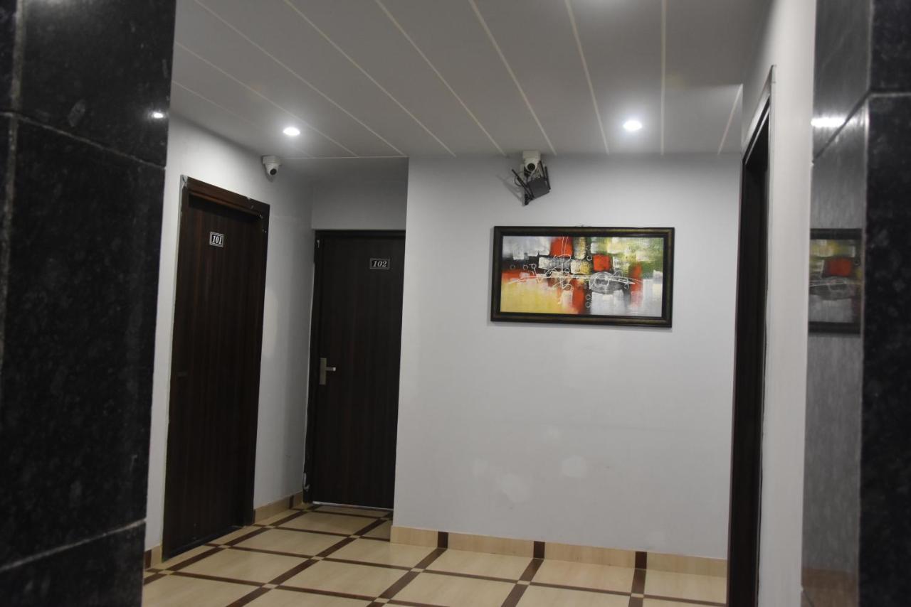 Hotel De Luxe Basai Road Gurgaon