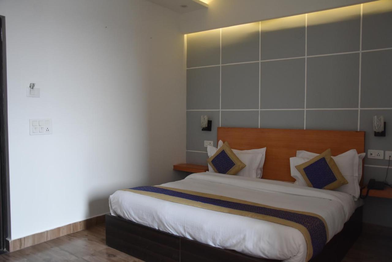 Hotel De Luxe Basai Road 3*