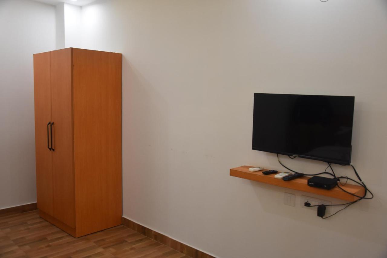 Hotel De Luxe Basai Road Gurgaon