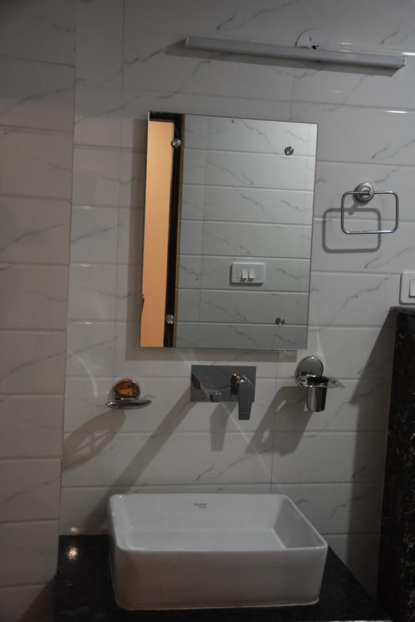 Hotel De Luxe Basai Road Gurgaon