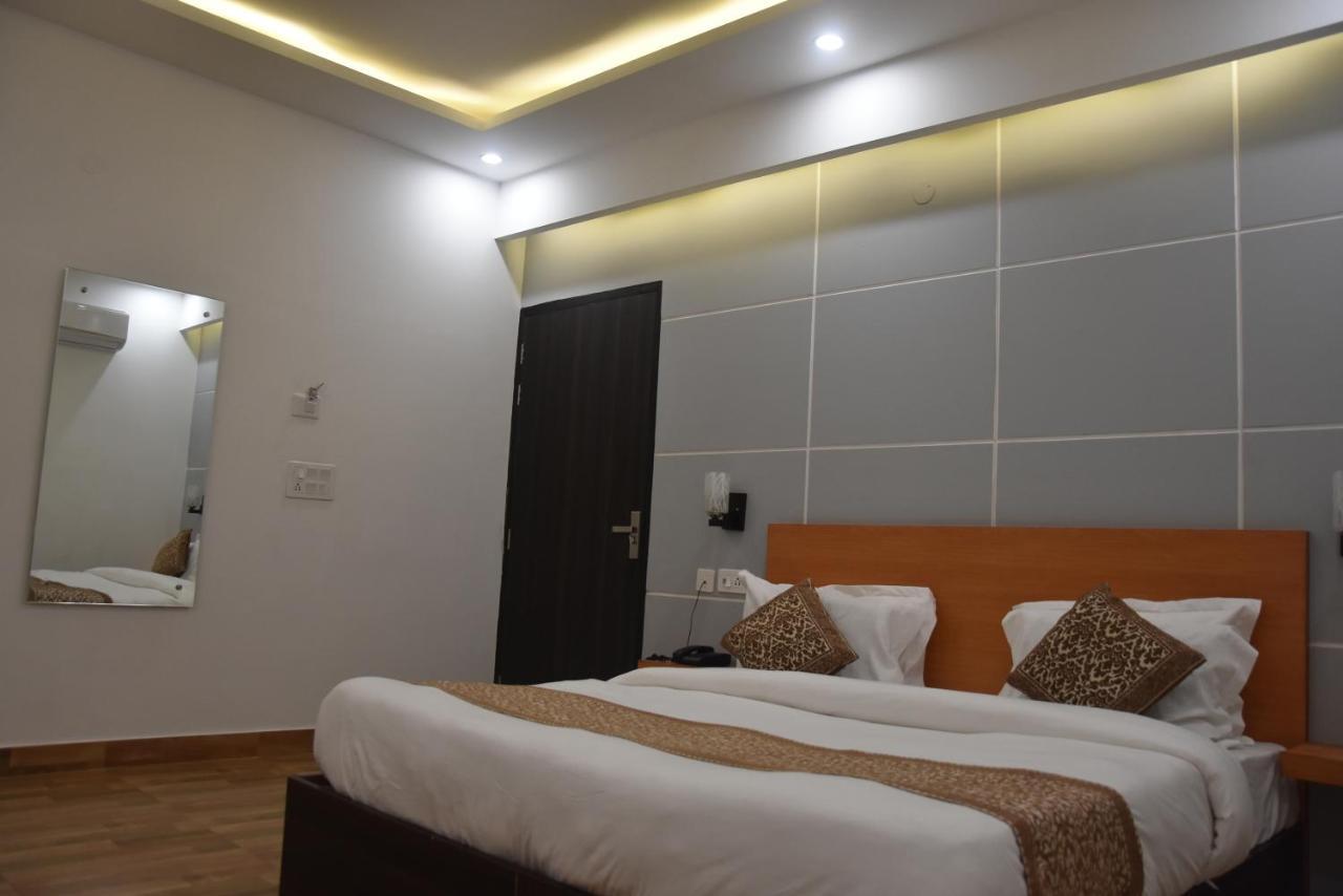 Hotel De Luxe Basai Road Gurgaon