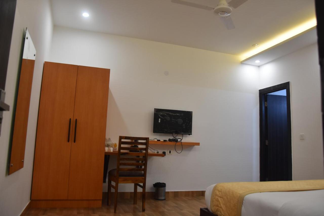 Hotel De Luxe Basai Road