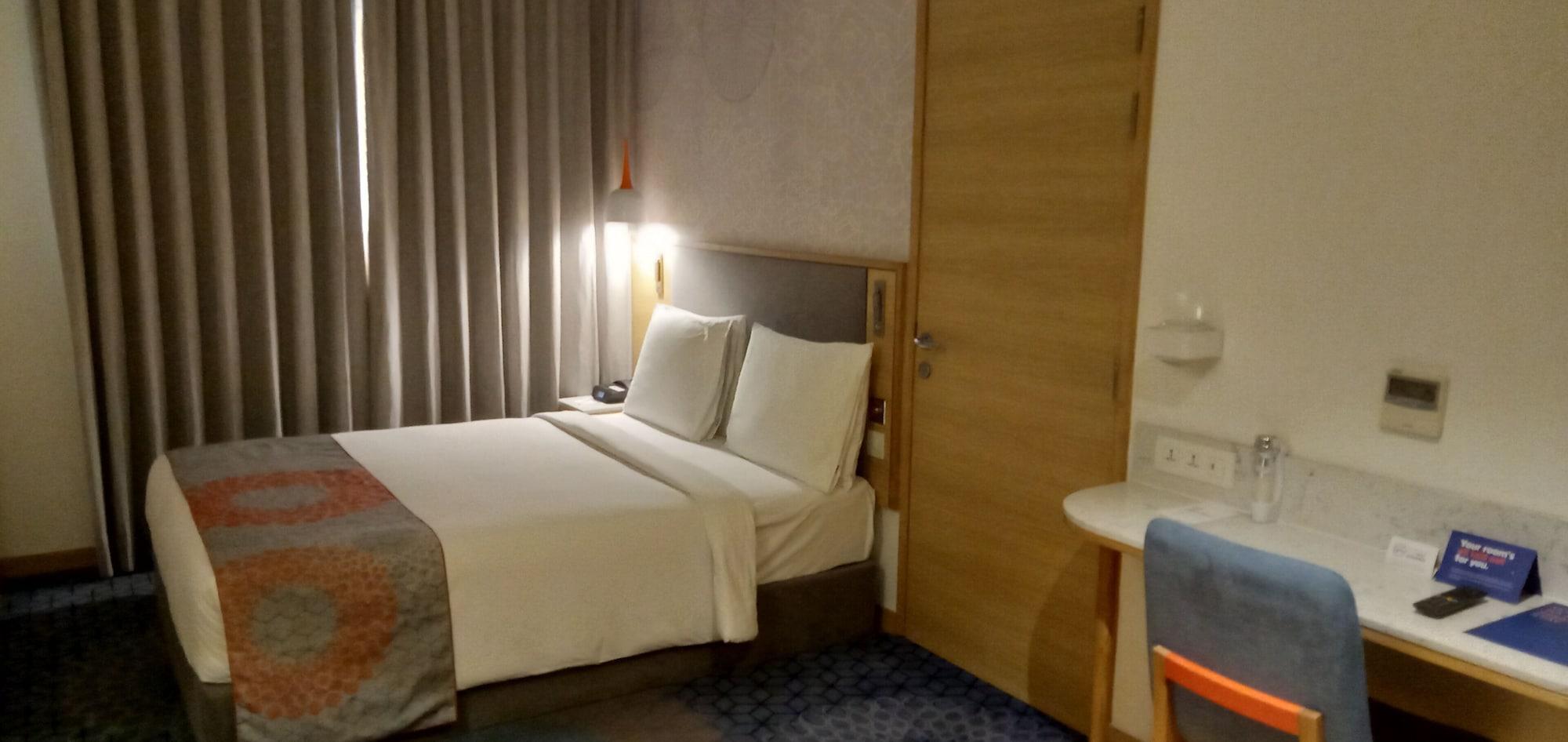 Hotel Express Gurugram Sector 50 By Ihg 4*