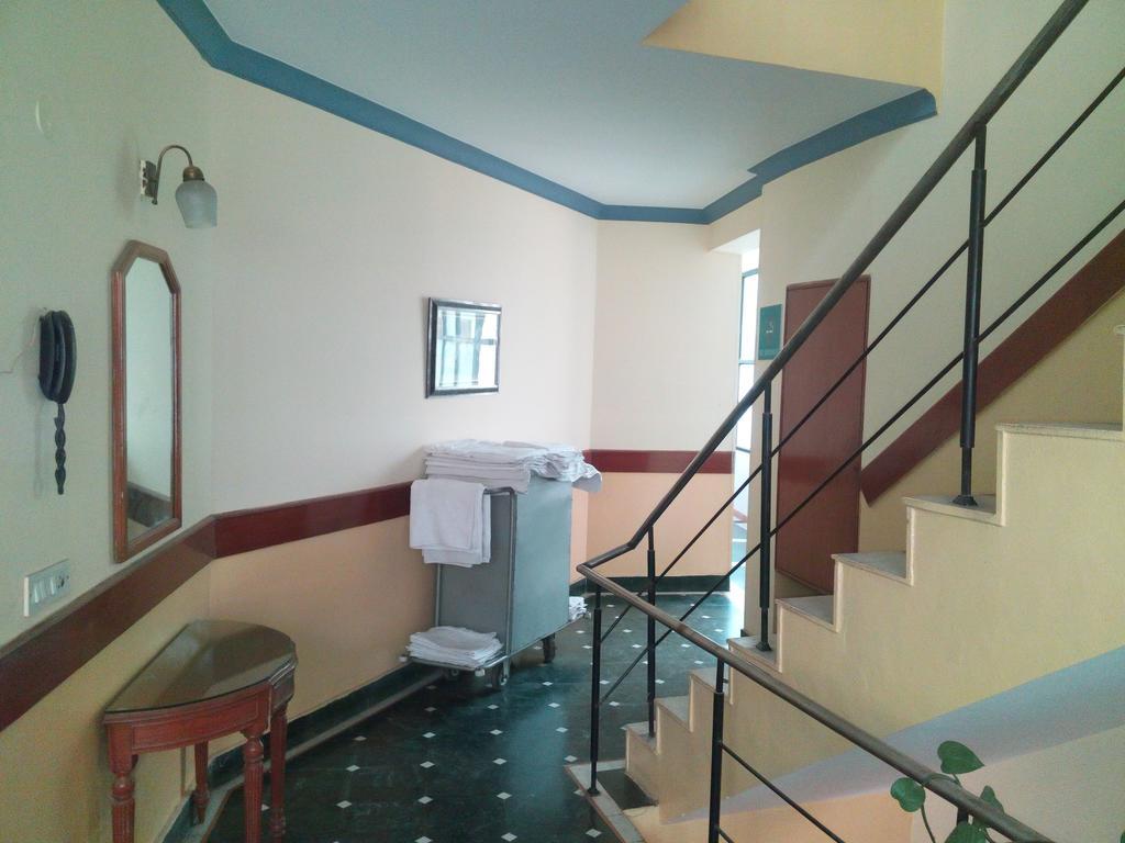 Hotel Queens Residency Gurgaon