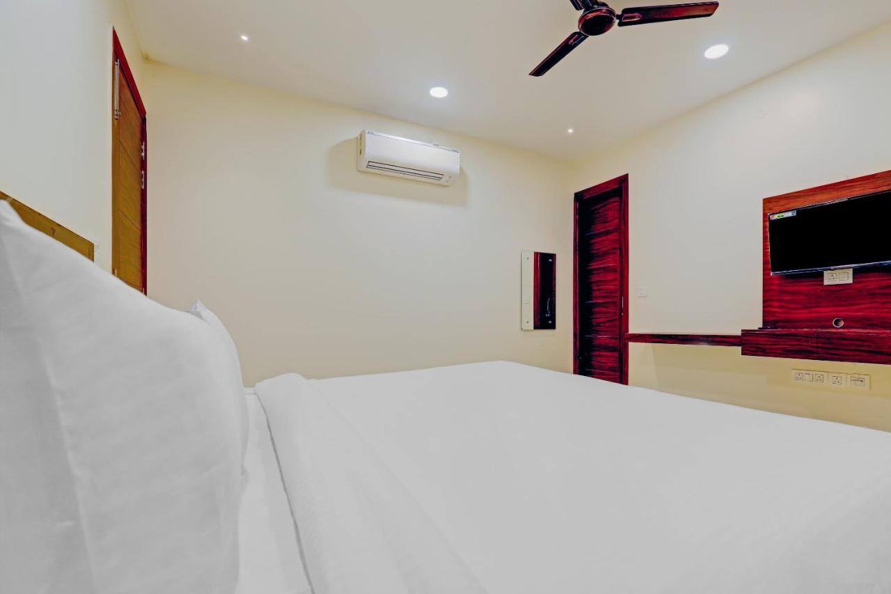Collection O Aditya Palace Near Leisure Valley Park 3*
