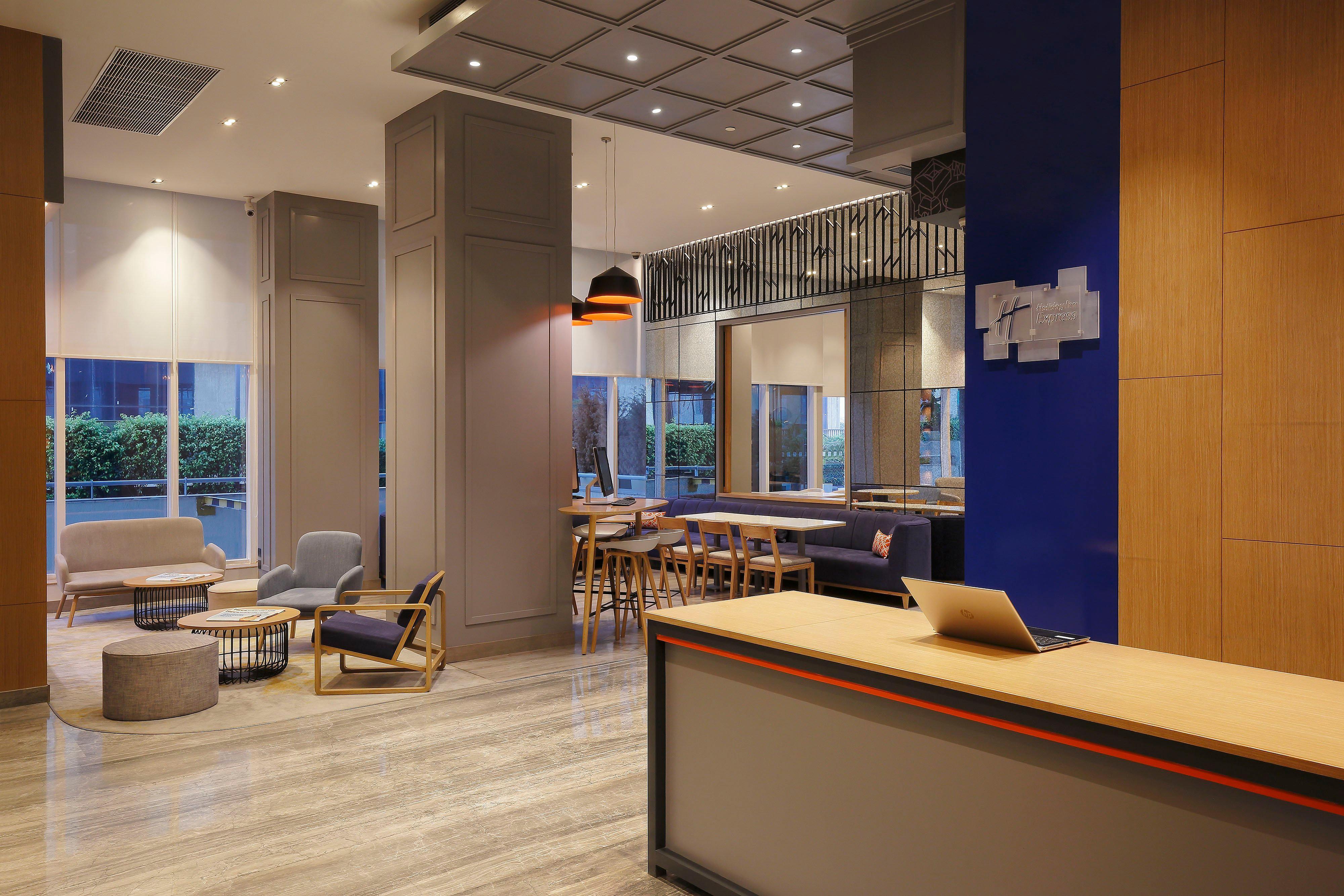 Hotel Express Gurugram Sector 50 By Ihg 4*
