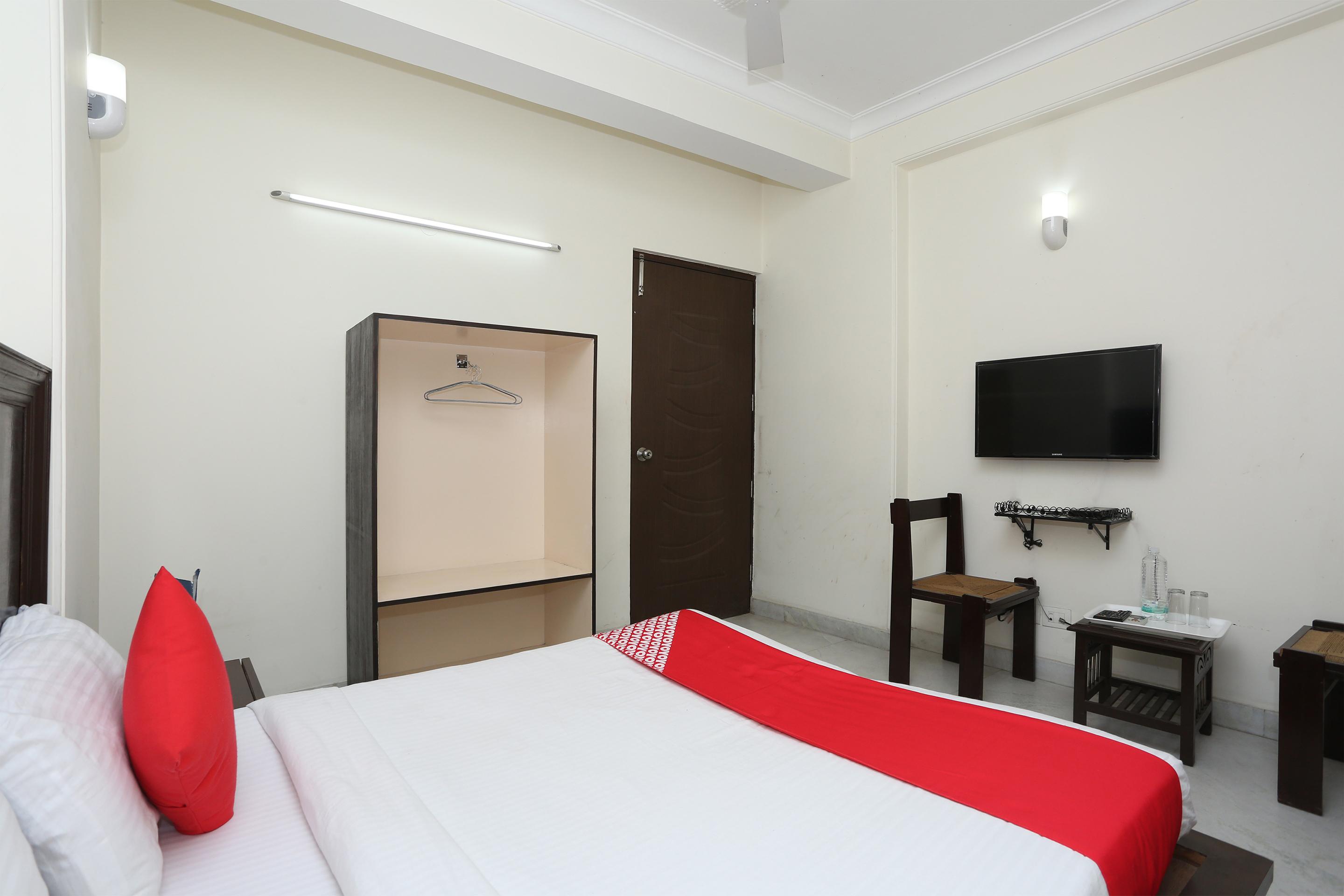 Oyo 15822 Ryan Residency 3*