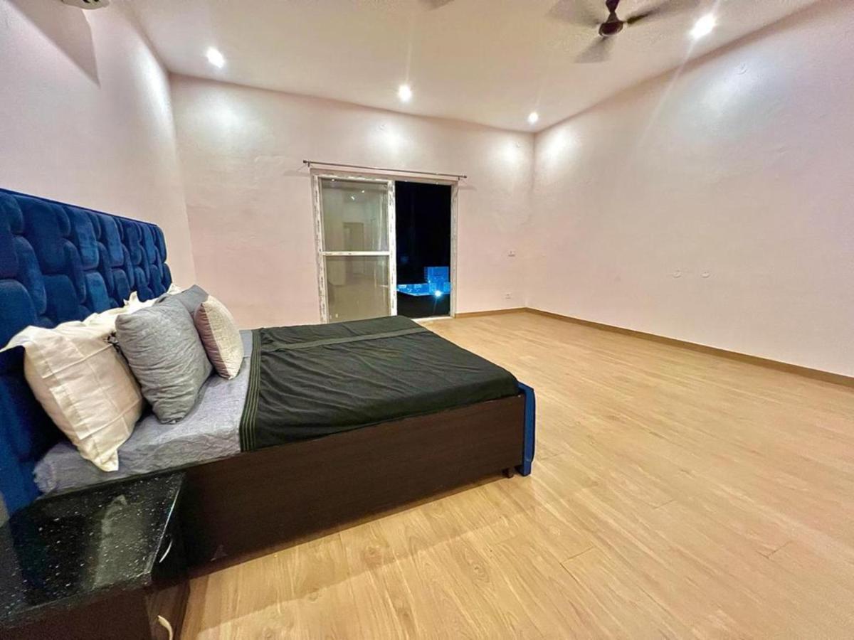 Villa Entrie 2 Acre Farmhouse With Pool, 2 & Jacuzzi In Both