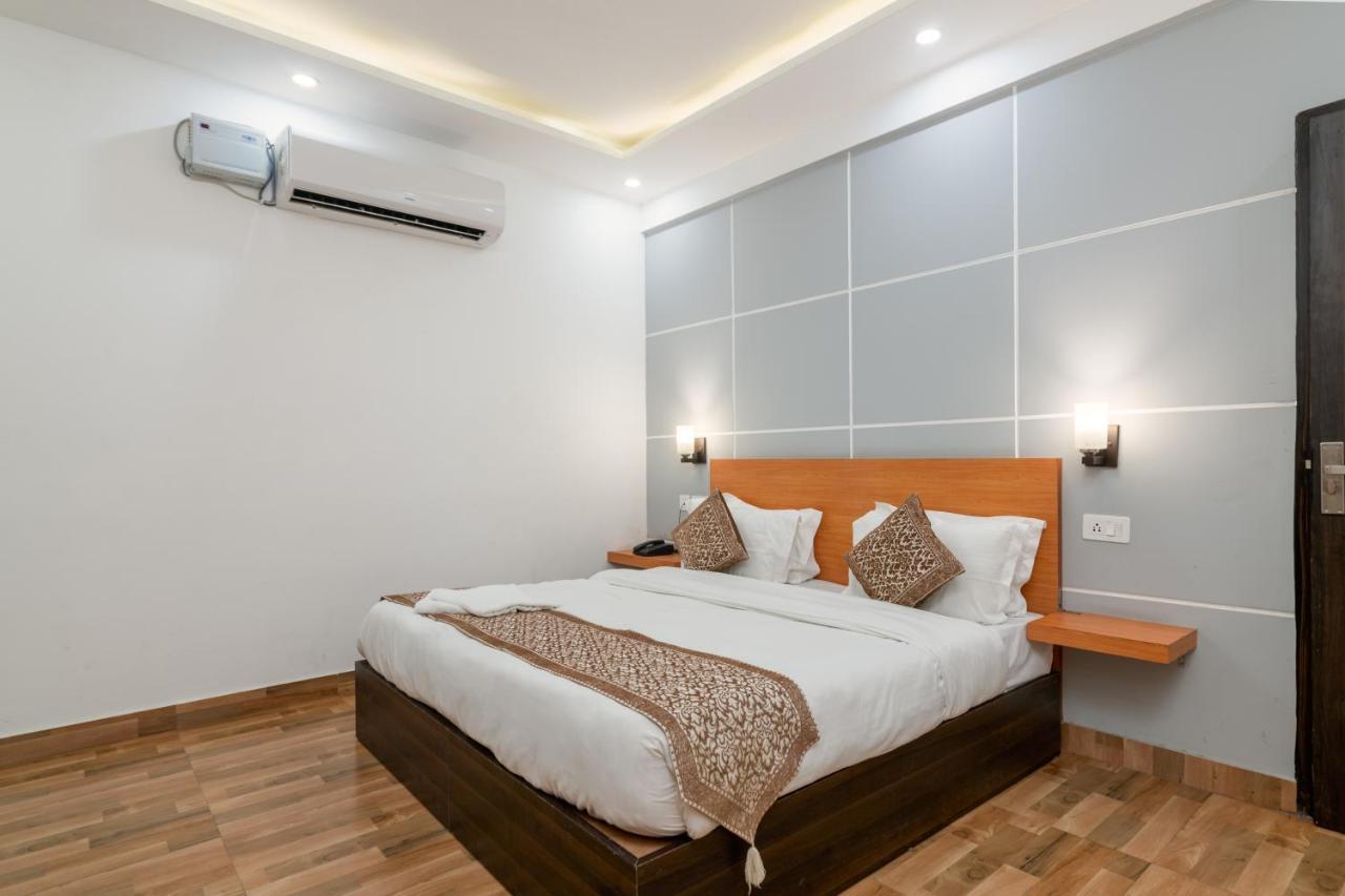 Hotel De Luxe Basai Road Gurgaon