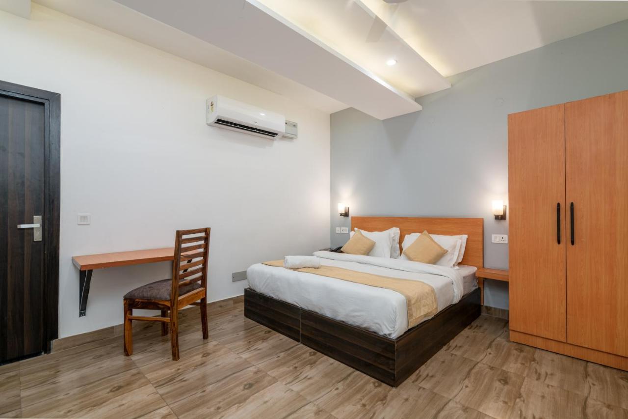 Hotel De Luxe Basai Road
