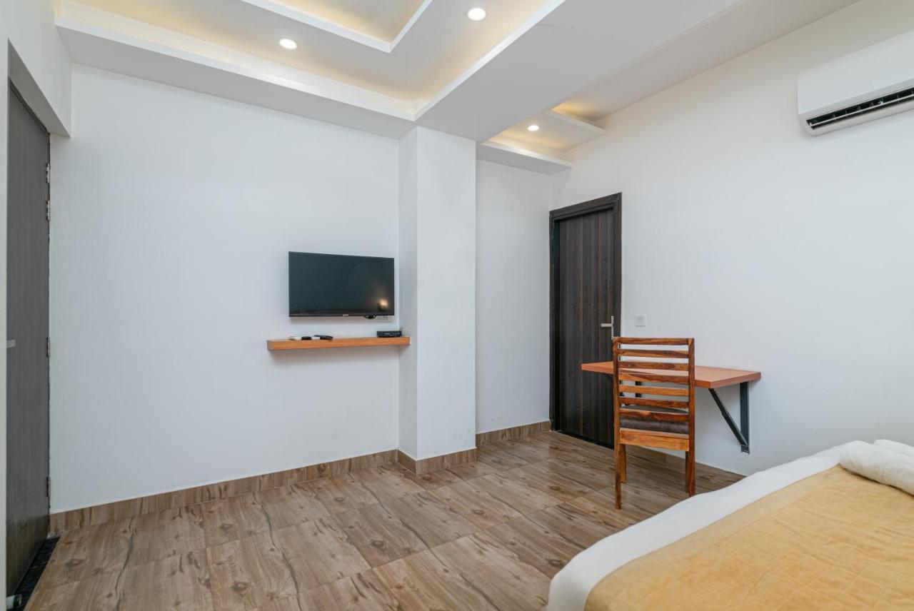 Hotel De Luxe Basai Road Gurgaon
