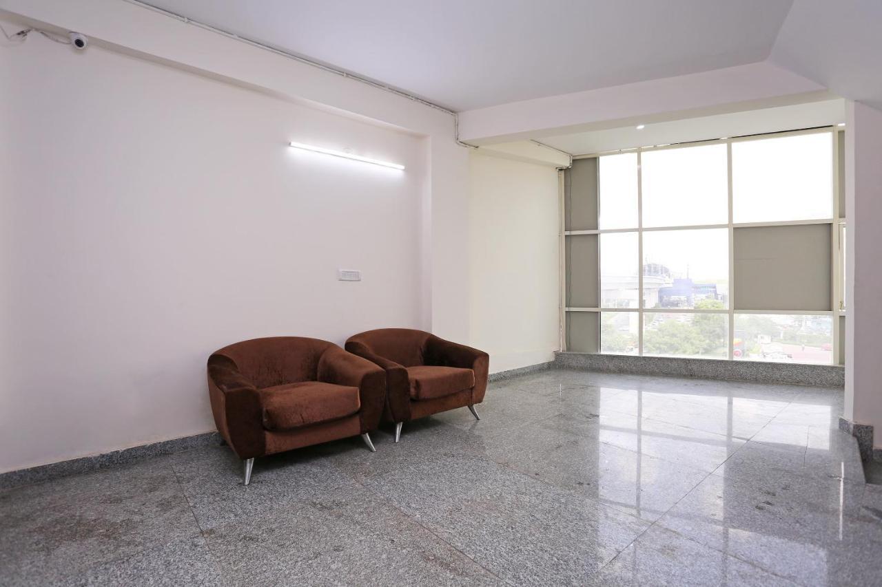Oyo Dlf Cyber Near Aravali Biodiversity Park 3* Gurgaon