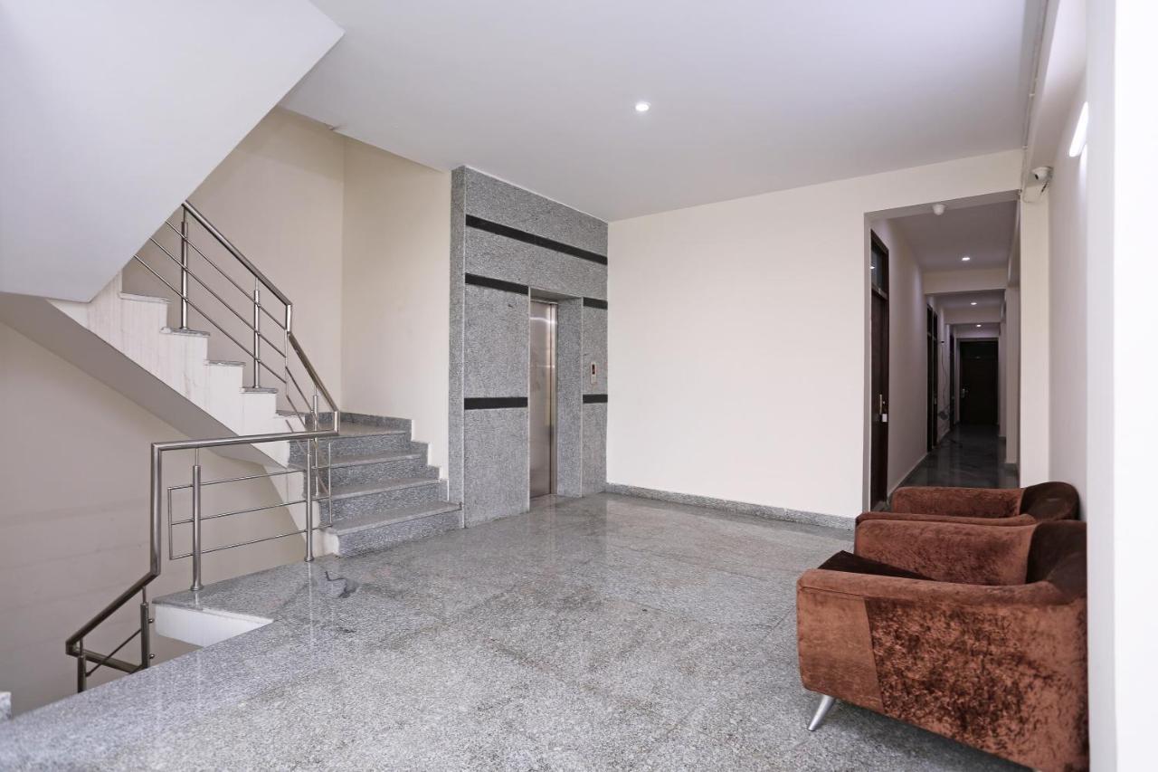 Oyo Dlf Cyber Near Aravali Biodiversity Park Gurgaon