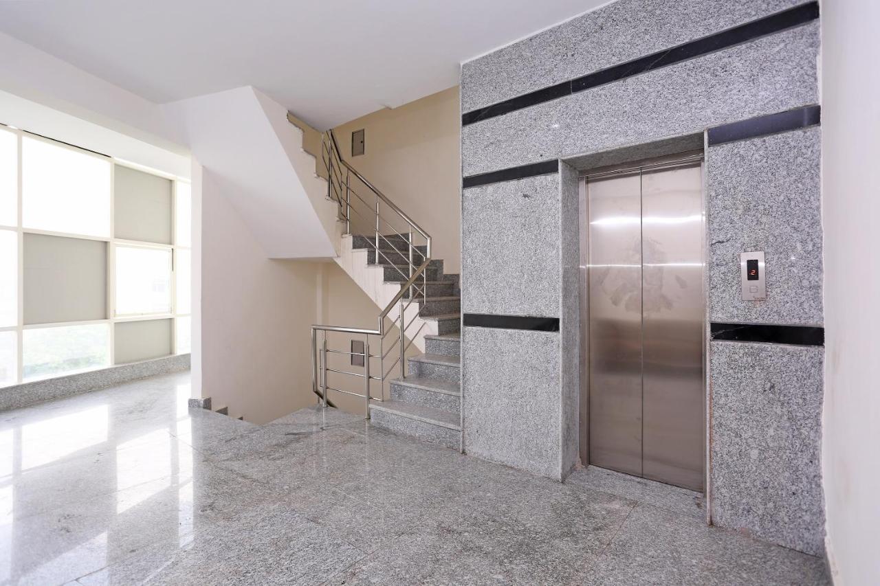 Oyo Dlf Cyber Near Aravali Biodiversity Park 3* Gurgaon