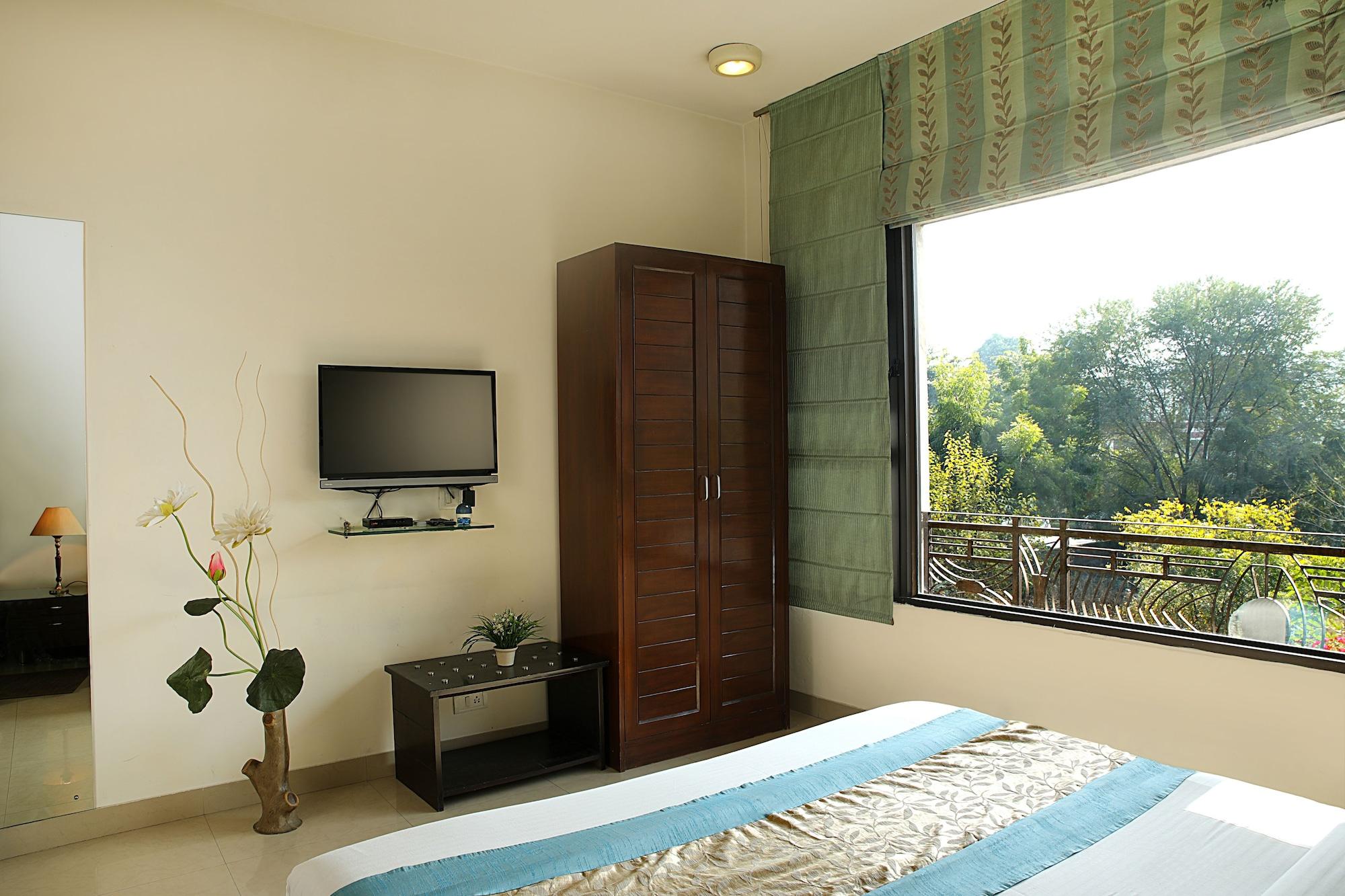 Guest house Ahuja Residency Parklane, Gurgaon 3*