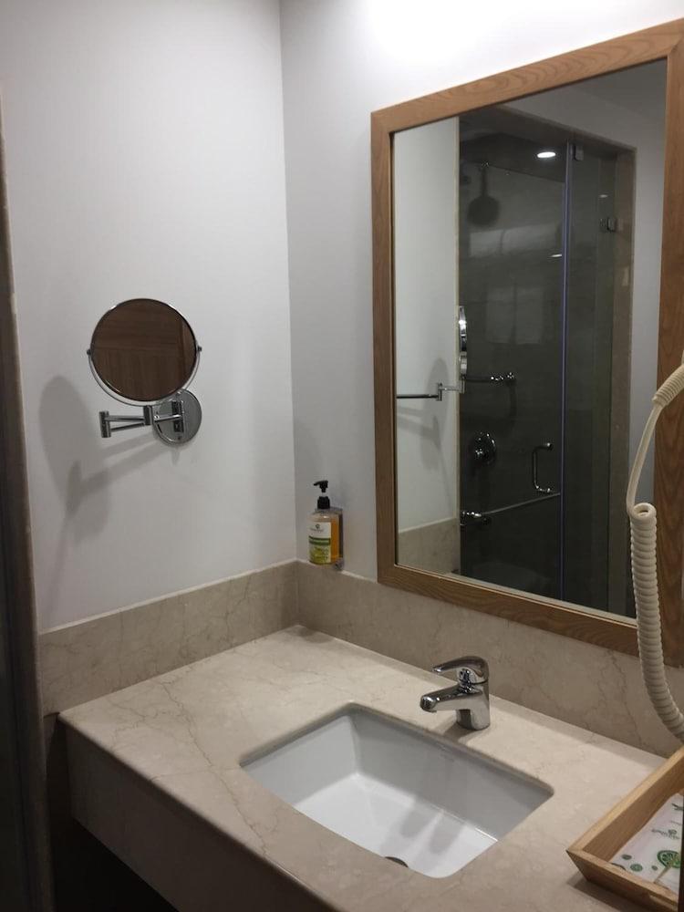 Hotel Red Fox By Lemon Tree Hotels, Sector 60, Gurugram 3*