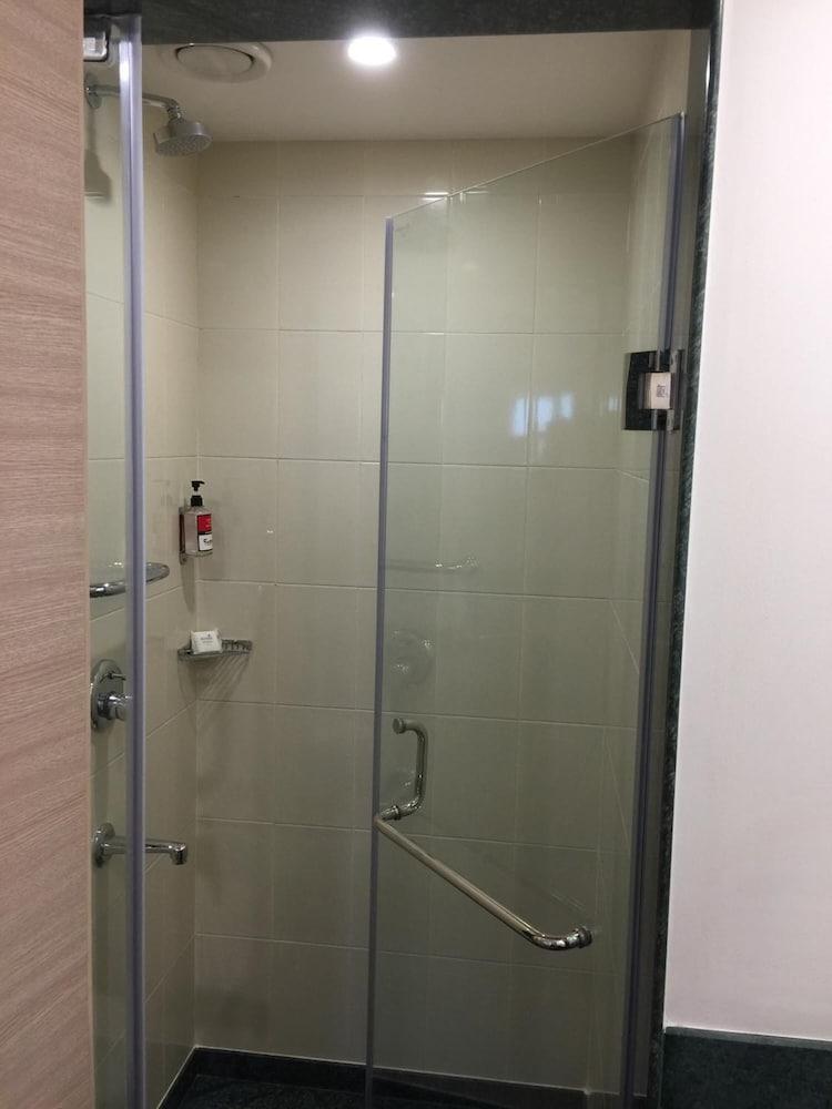 Hotel Red Fox By Lemon Tree Hotels, Sector 60, Gurugram 3*