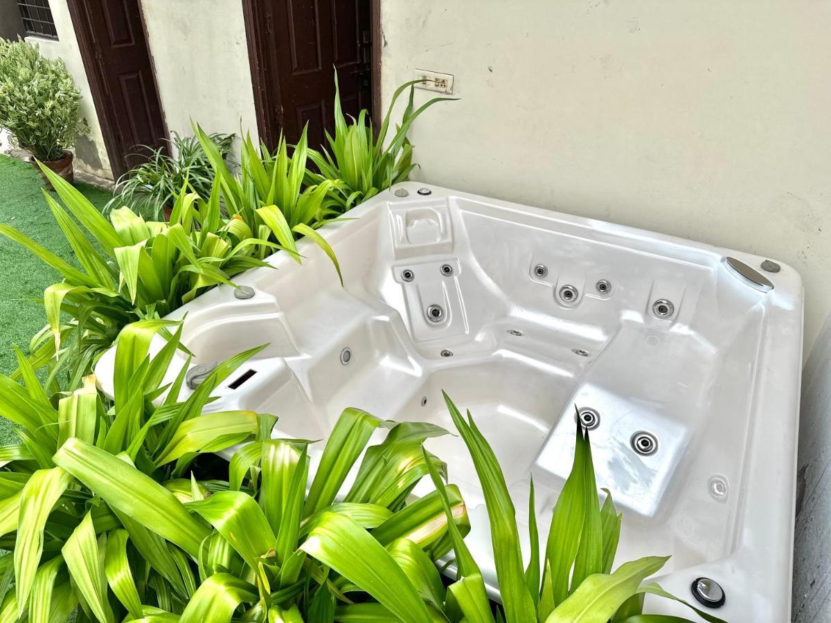 Spacious 3bhk On Terrace With Jacuzzi For Parties For Parties *