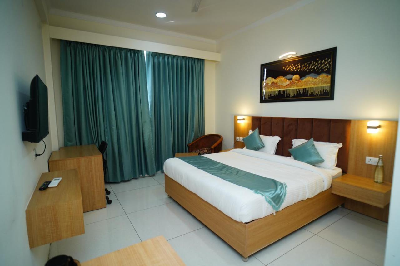 Rr Galaxy Hotel Gurgaon
