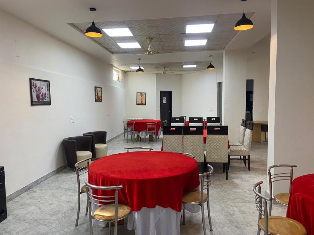 Hotel Leaf 9, Cyber Near Ambience Mall Gurgaon