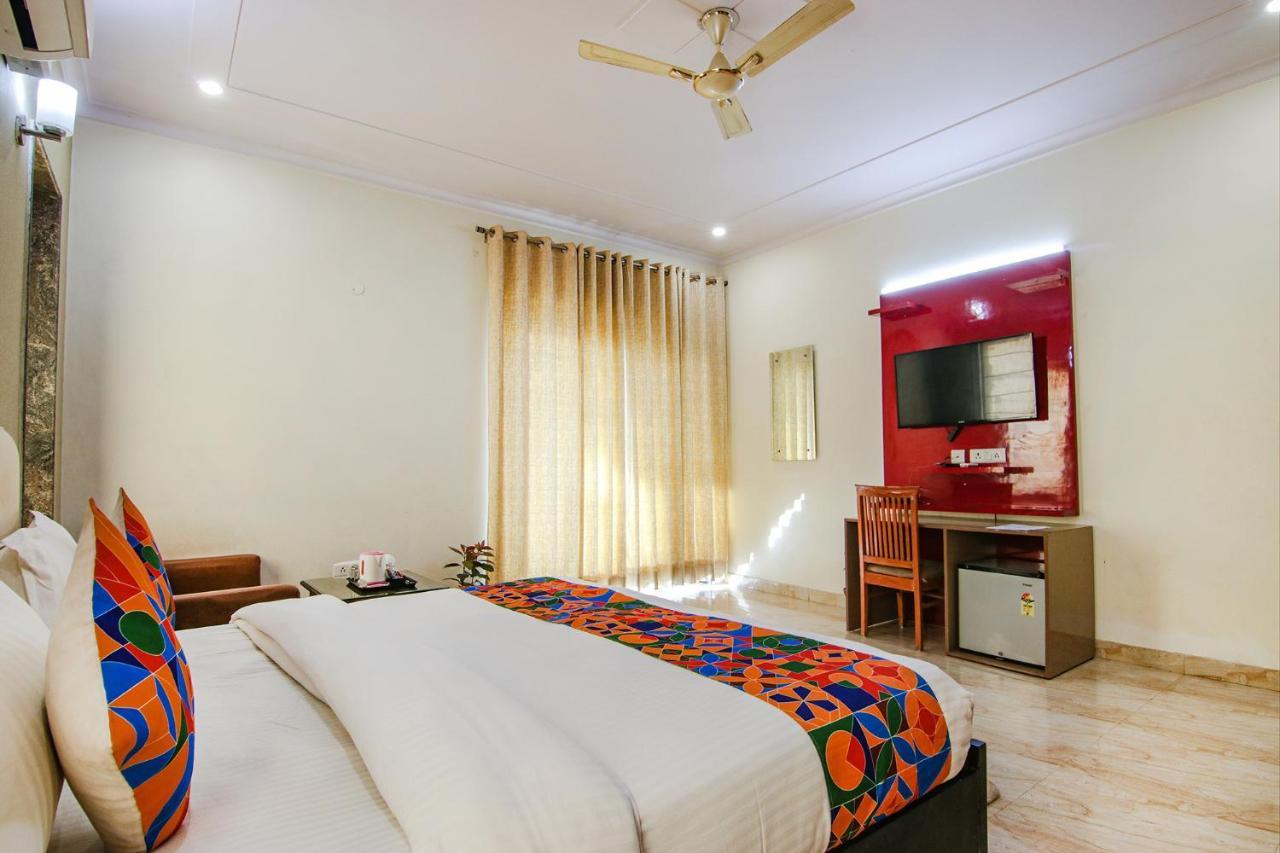 Homefort - Sector 45 Near Cyber Park & Artemis Hospital 4*