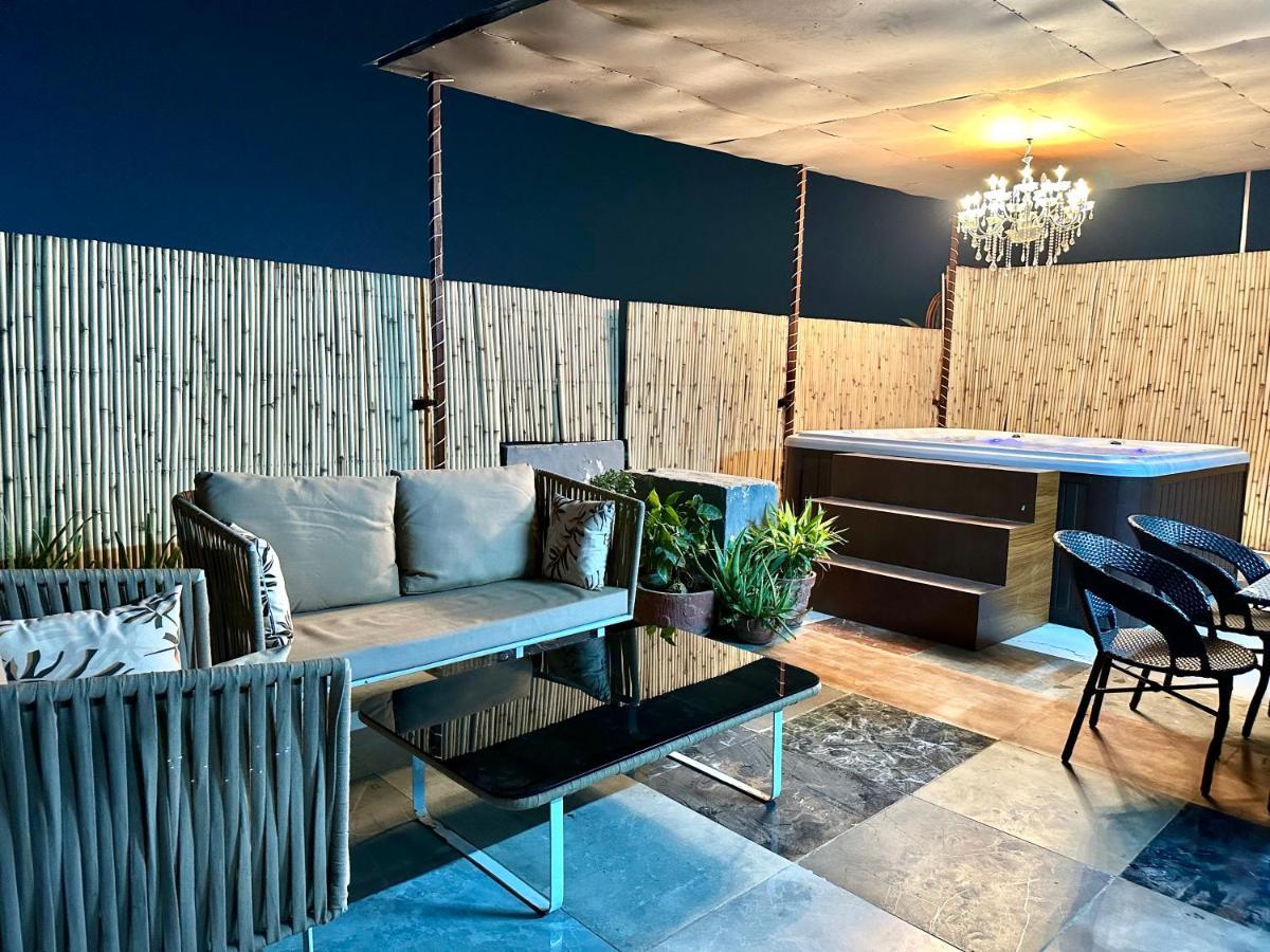 Jacuzzi & Spacious Open Terrace With & Bonfire Holiday home *