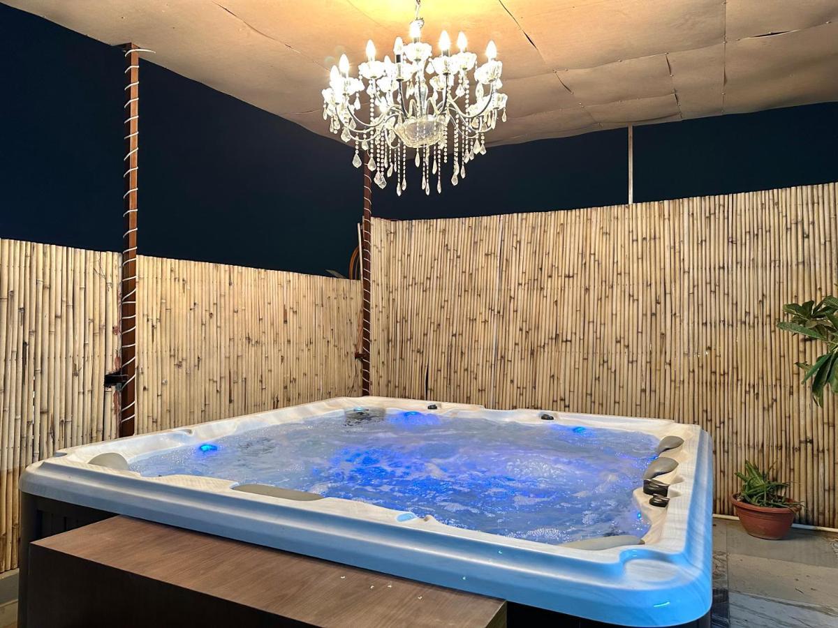 Jacuzzi & Spacious Open Terrace With & Bonfire * Gurgaon