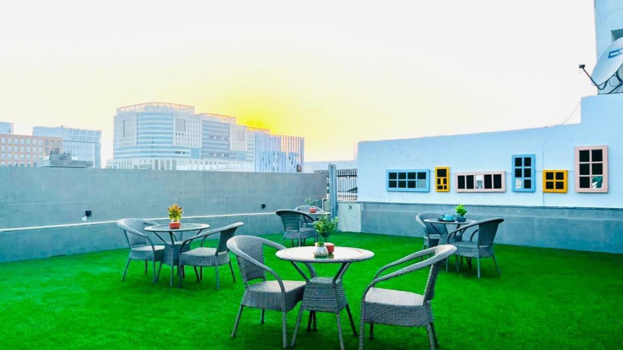 Hotel Bluo Studio4 Dlf Cybercity - Balcony, Gym Tt, Lift