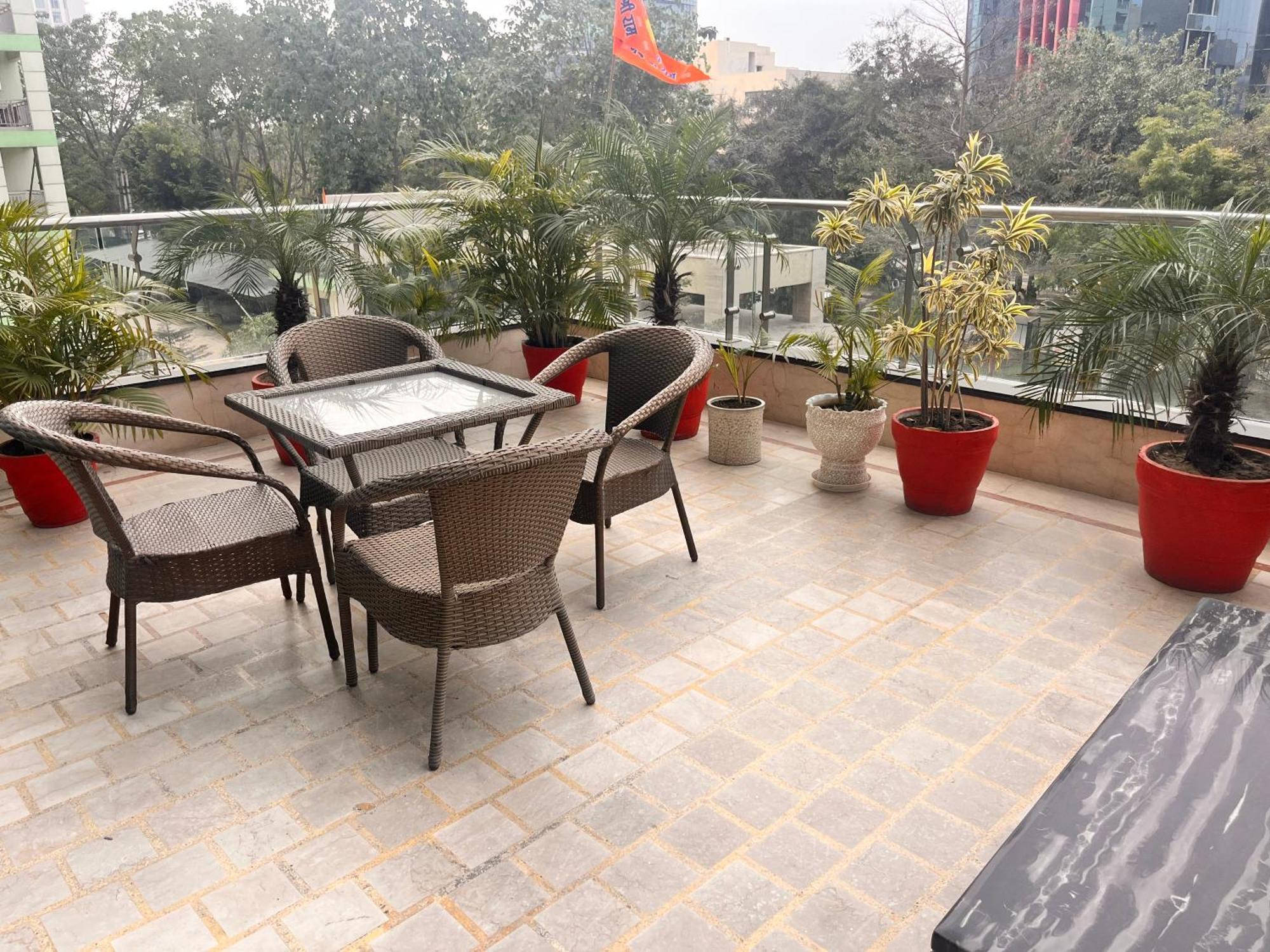 Gazebo & Medanta Apartment *