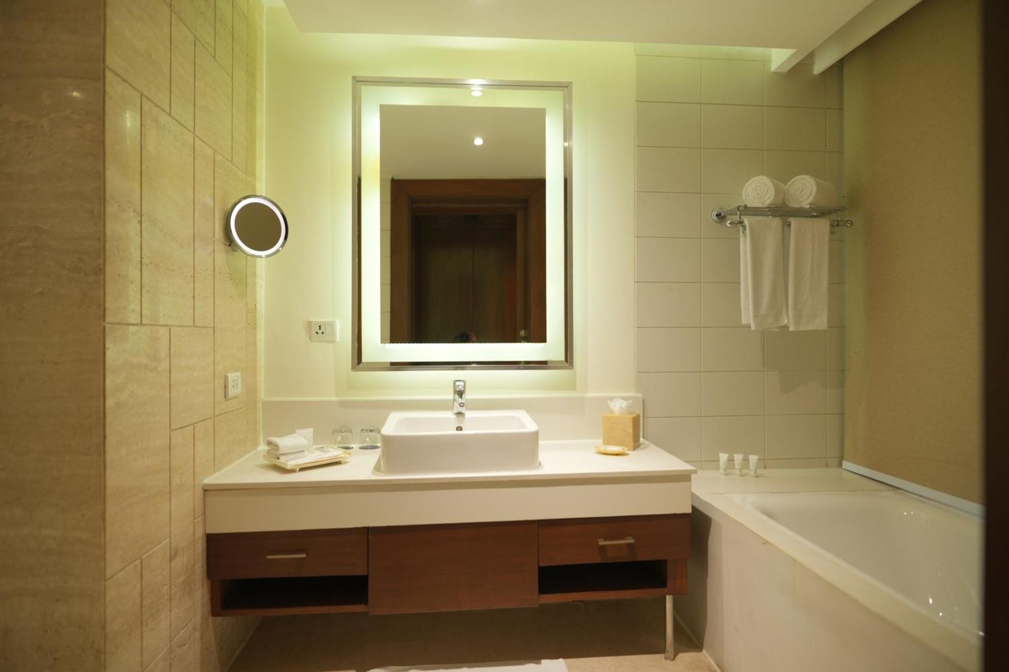 Doubletree By Hilton New Delhi Ncr 5*