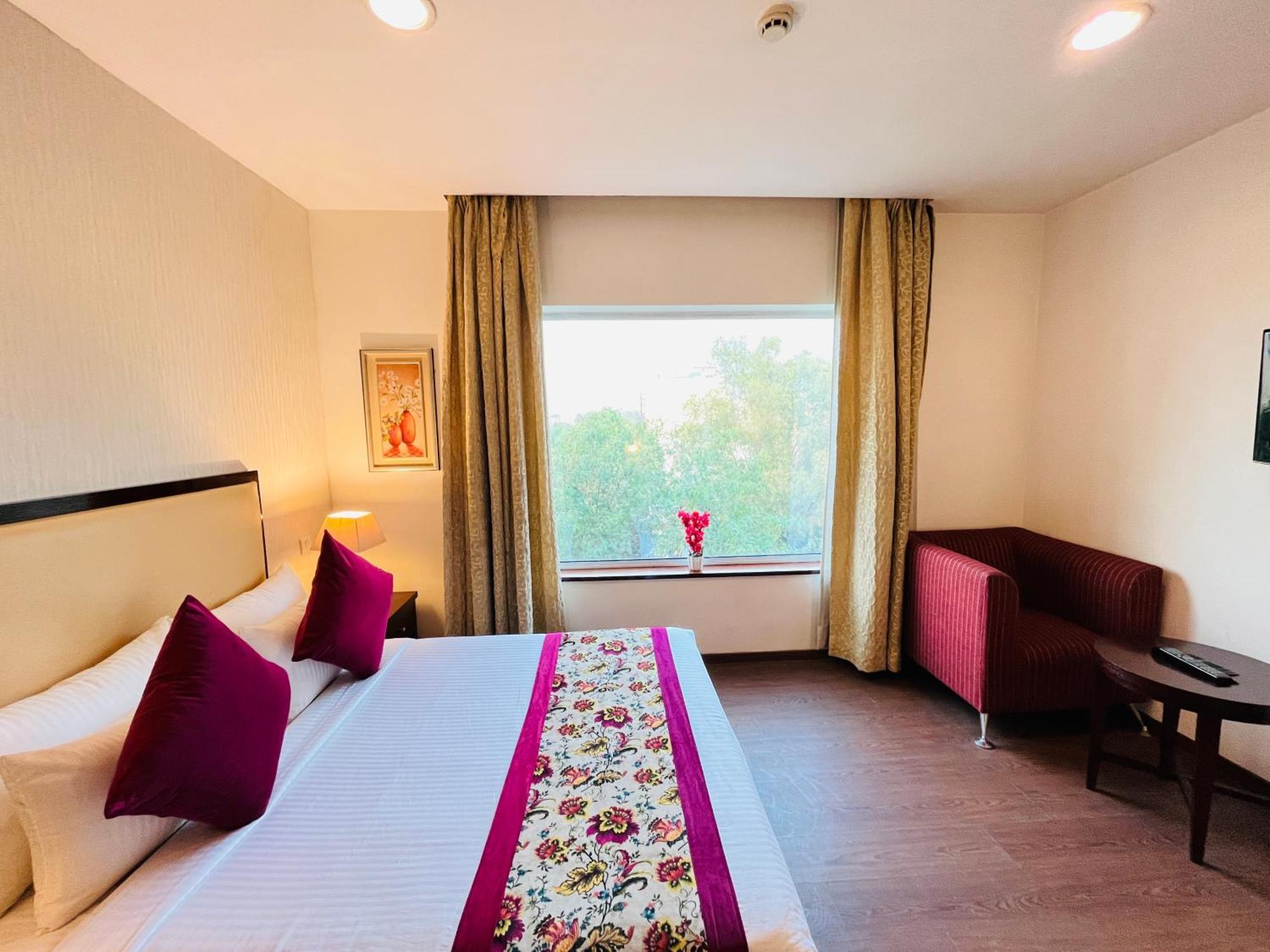 Corus & Banquets - Sector 14, Couple Friendly 3* Gurgaon