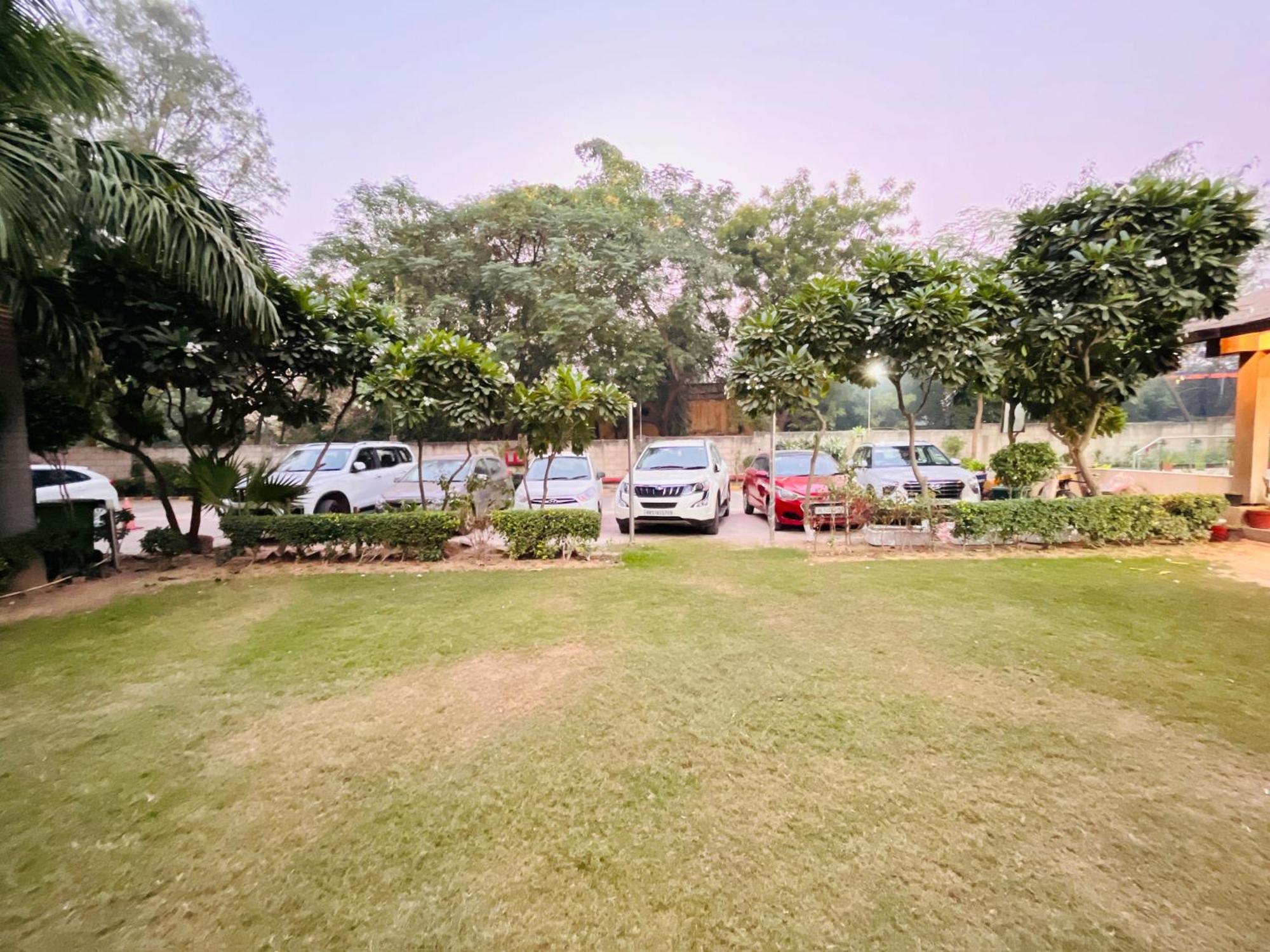 Corus & Banquets - Sector 14, Couple Friendly