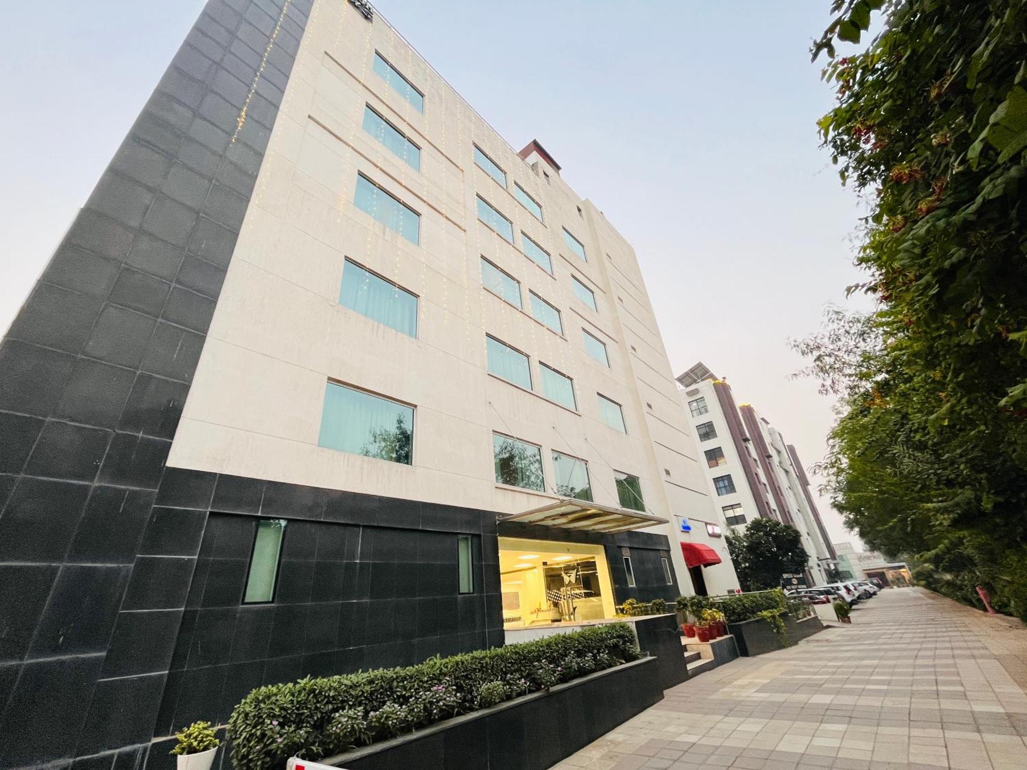 Hotel Corus & Banquets - Sector 14, Couple Friendly Gurgaon