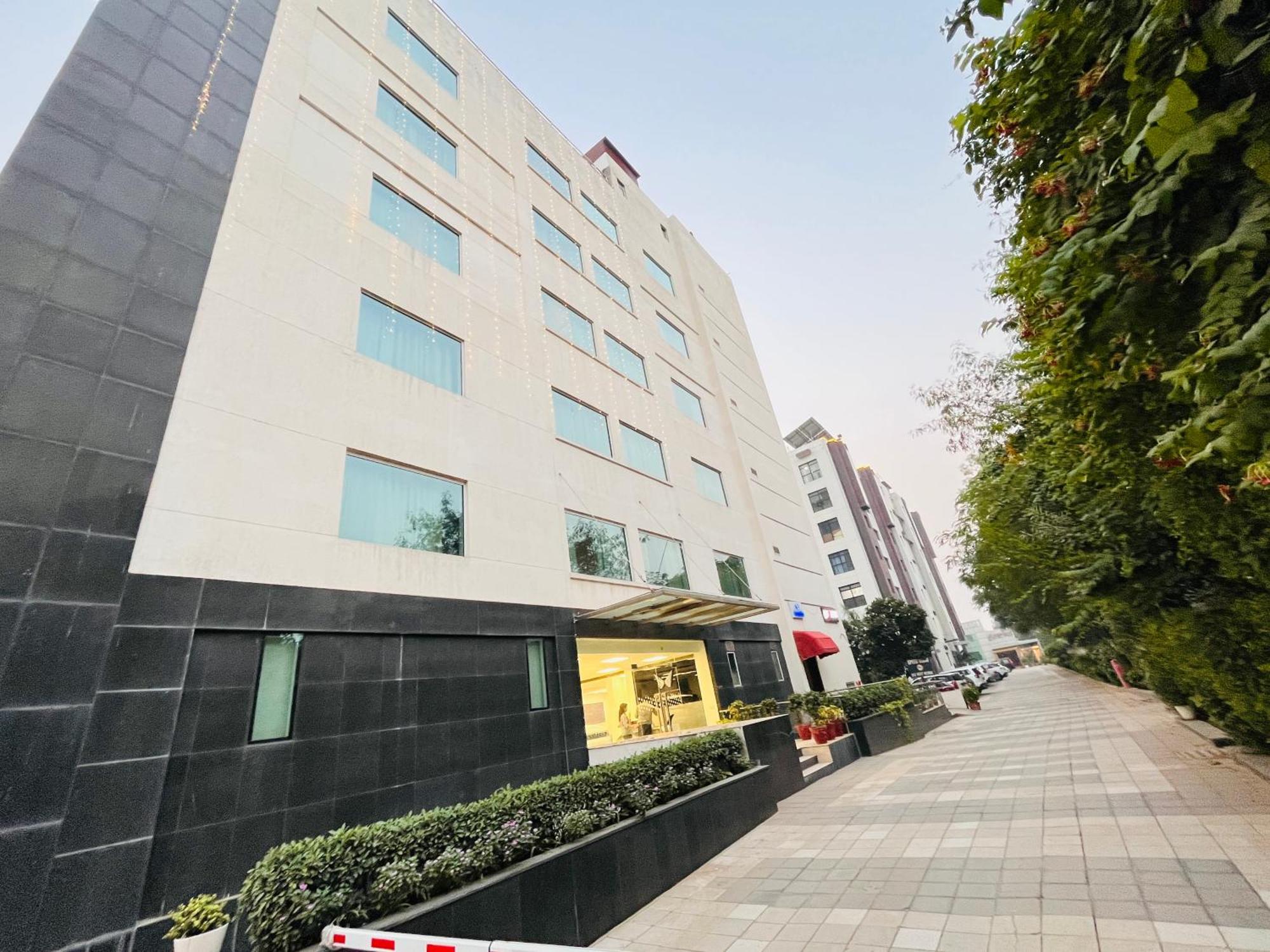 Corus & Banquets - Sector 14, Couple Friendly Gurgaon