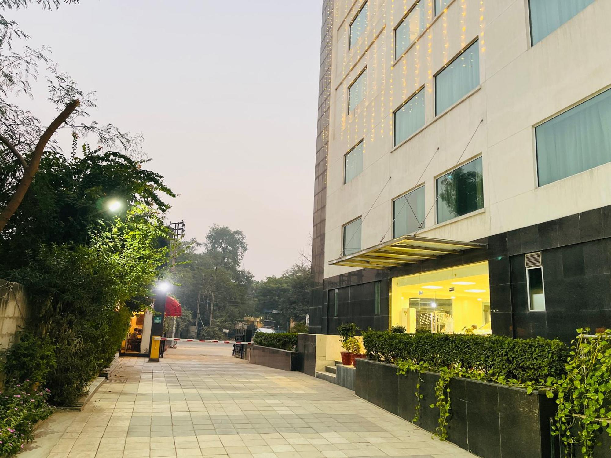 Corus & Banquets - Sector 14, Couple Friendly Hotel Gurgaon