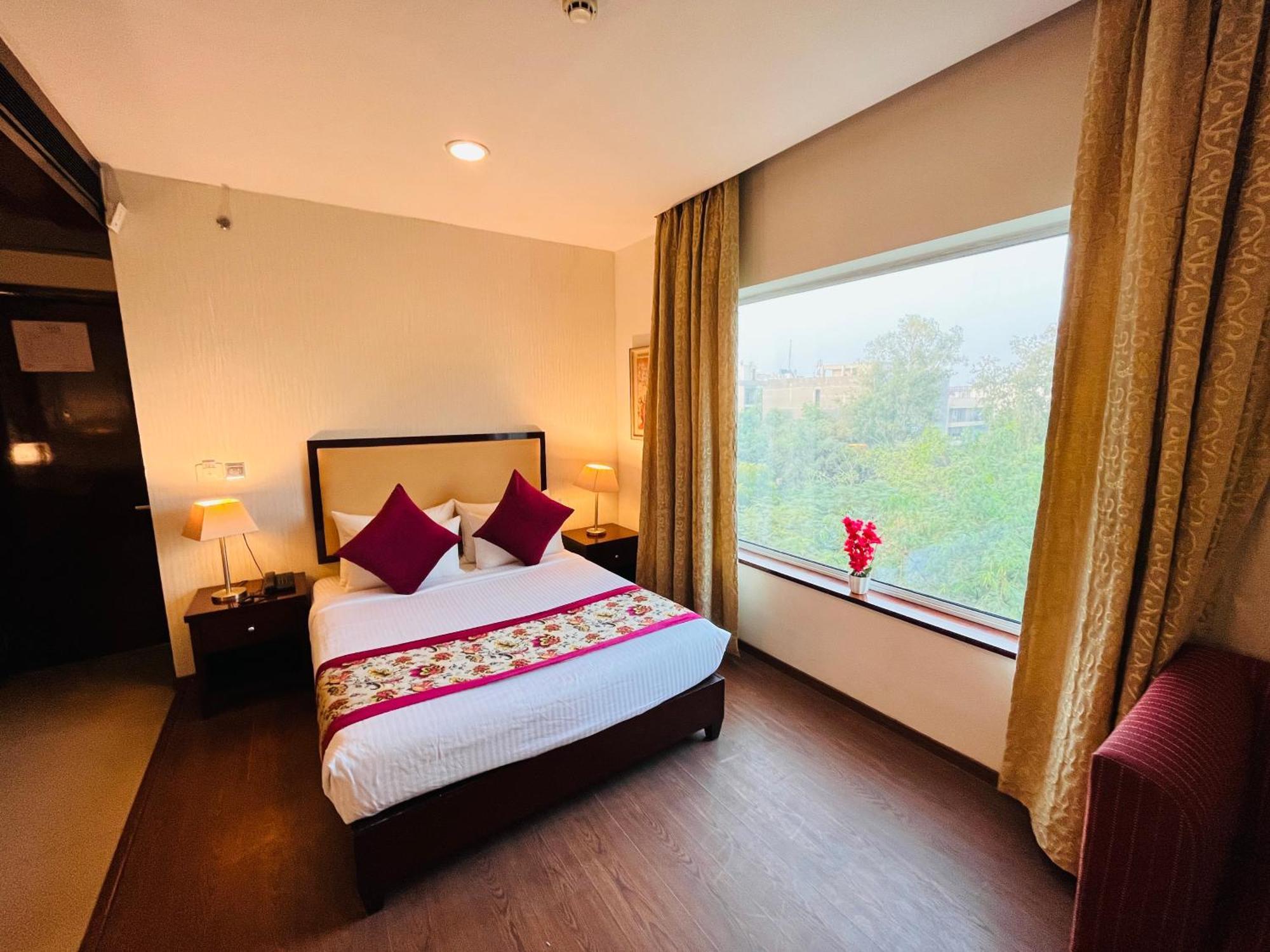 Hotel Corus & Banquets - Sector 14, Couple Friendly
